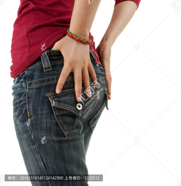 穿著紅色上衣和牛仔褲的站在一邊的女人