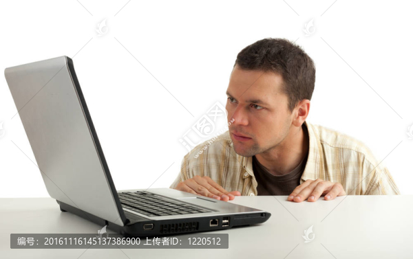 驚恐的人看著筆記本電腦屏幕