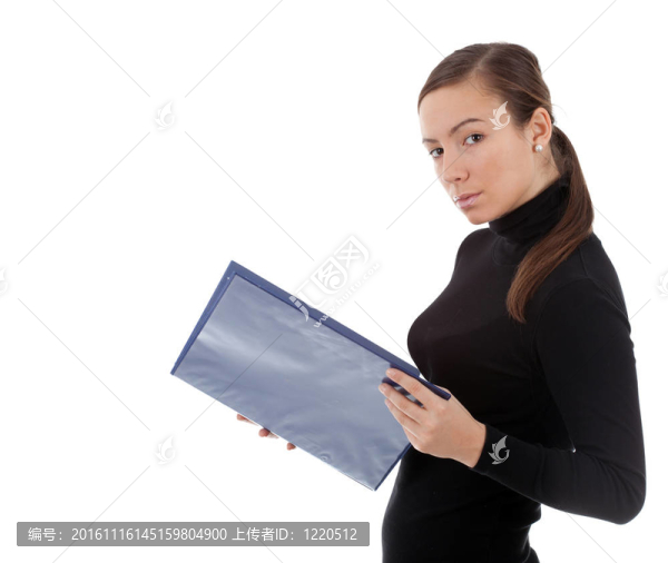 穿黑色上衣的年輕女子保持藍色剪貼板