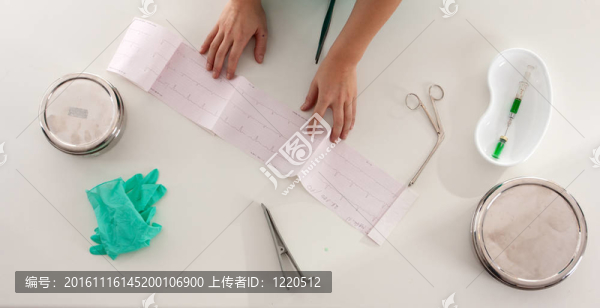 醫(yī)學(xué)專家在辦公室讀心電圖病