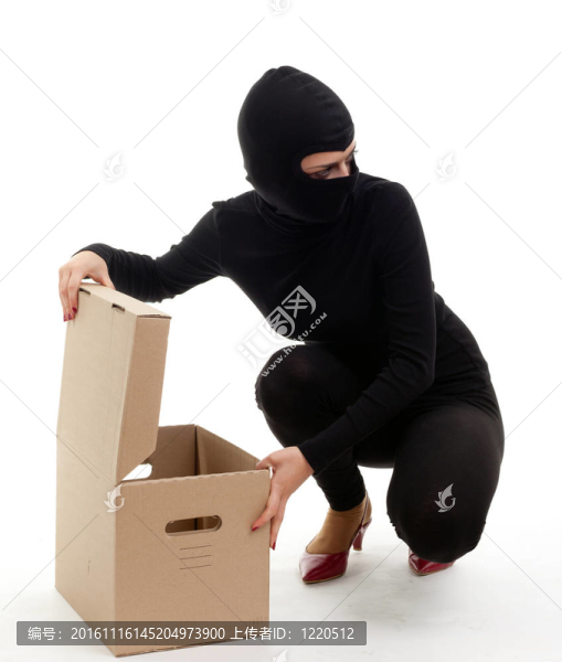穿黑衣服的小偷和帶盒子的帽子