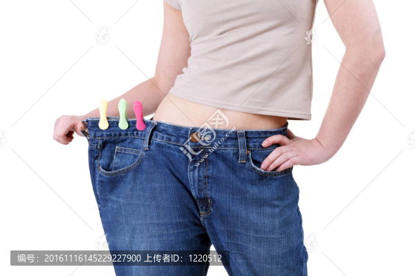 賣牛仔褲的女人；白色背景