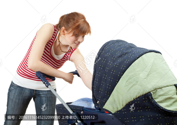 白色背景上的年輕母親和嬰兒（馬車）