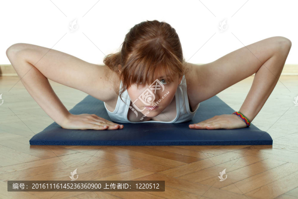 婦女做健身運動；孤立的白色