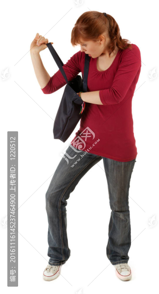 受驚的女人看著袋子；白色背景