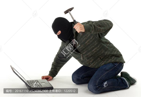 在黑色的衣服和帽子刑事瘋了筆記本電腦