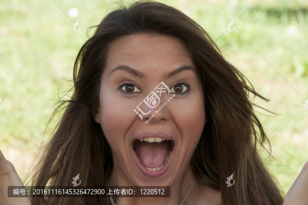 驚訝的年輕女子