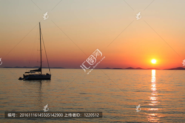 浪漫日落與游艇剪影