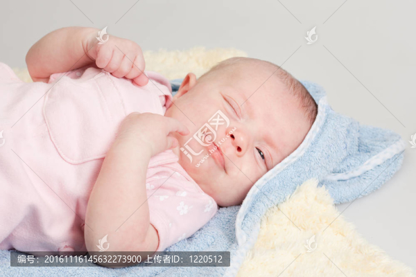 女嬰輕松姿勢