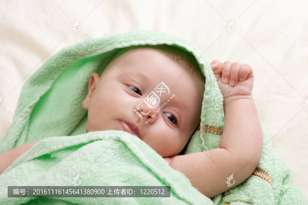 小女嬰裹在毛巾