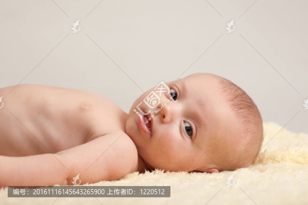 美麗的小女孩尋找