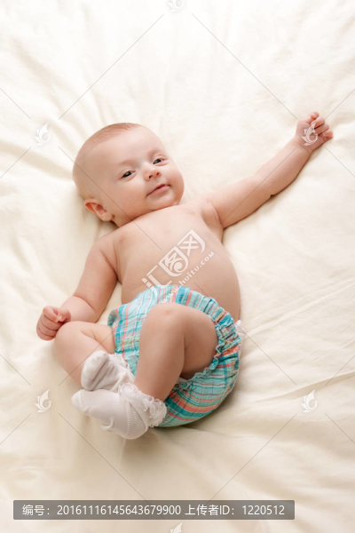 床上的小女孩