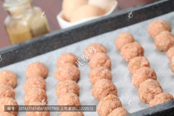 原肉丸放到烤盤上