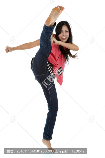 女人踢