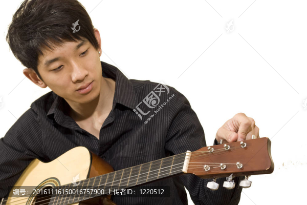 亞洲男孩彈吉他