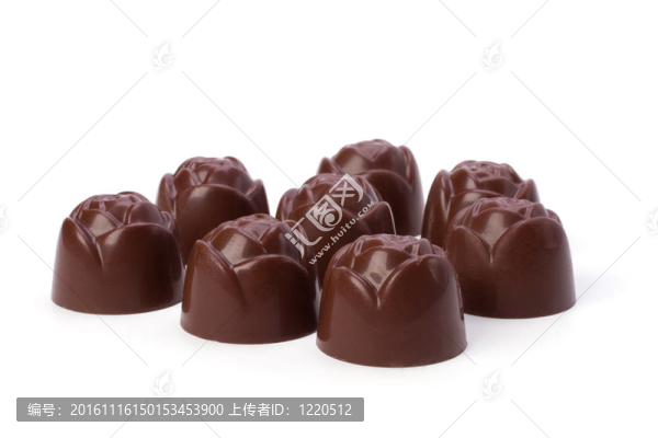 果仁巧克力孤立在白色背景