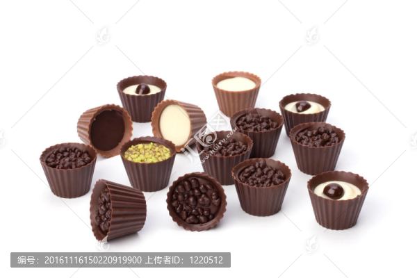 果仁巧克力孤立在白色背景