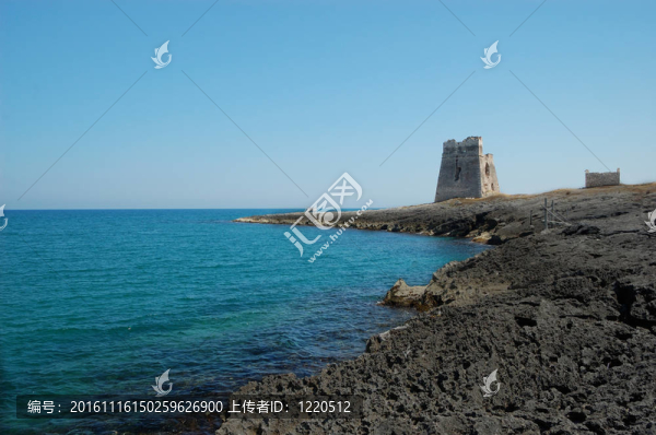 古老的塔的海岸線；Apulia；加爾加諾；意大利
