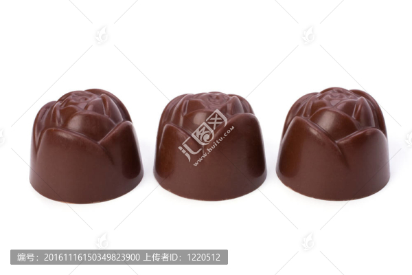 果仁巧克力孤立在白色背景