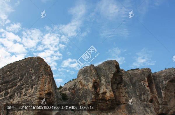 溫泉鎮(zhèn)郊外的巖石