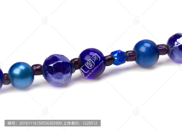 白色背景上分離的藍(lán)珠