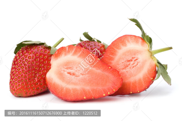 白色背景下的草莓減半