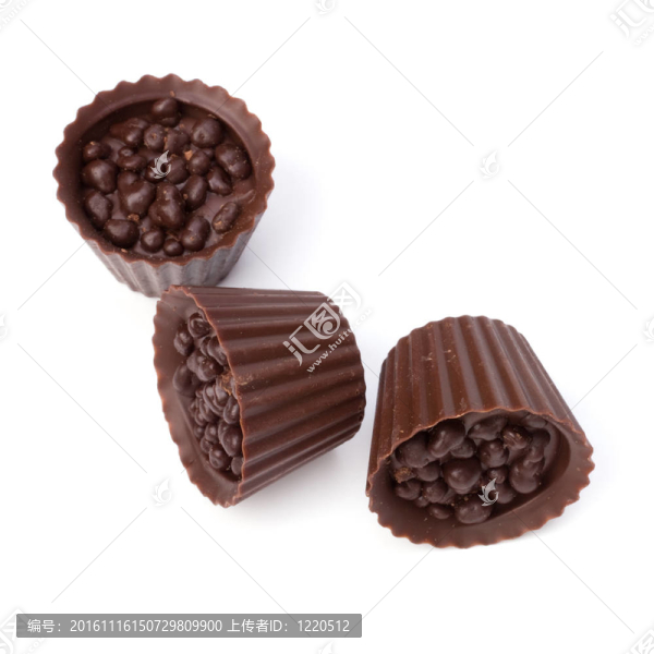 果仁巧克力孤立在白色背景