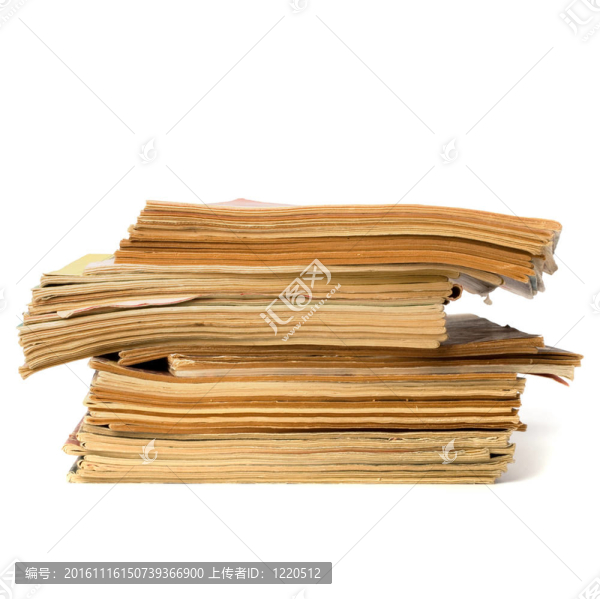 破爛的雜志堆孤立在白色背景