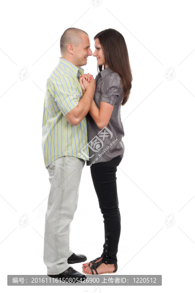 年輕迷人的夫婦孤立在白色