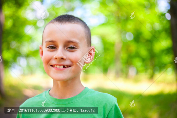 可愛的小男孩戶外