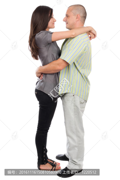 年輕迷人的夫婦孤立在白色