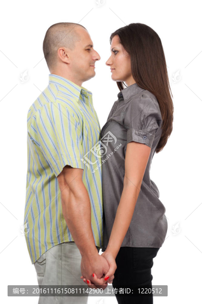 年輕迷人的夫婦孤立在白色