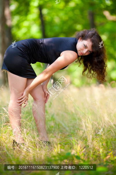 美麗的年輕女子戶外-匯圖網(wǎng) www.fosd68.com 美麗的年輕女子戶外