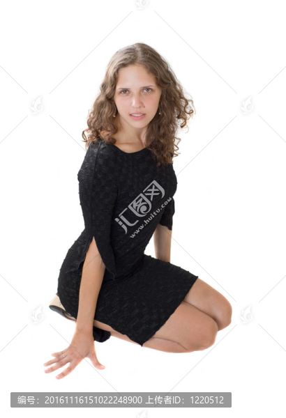 穿黑色連衣裙的女孩