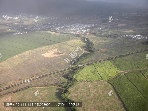 公路穿過農(nóng)田領(lǐng)域和在毛伊島周邊社區(qū)鳥瞰圖；夏威夷。