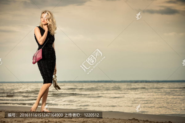 海灘上的時尚女人。