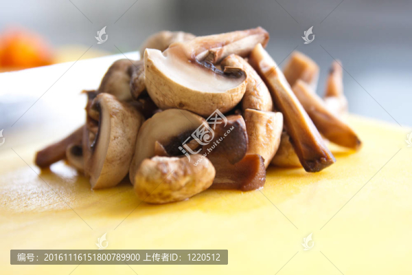 一群蘑菇