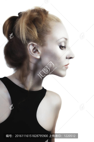 漂亮的年輕金發(fā)女人閃亮的銀色化妝