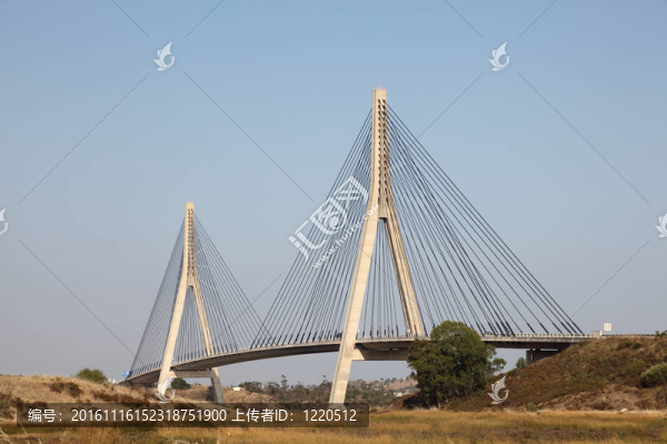 在河流的懸索橋；阿爾加維葡萄牙