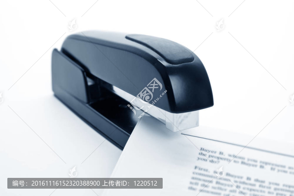 黑色的訂書機(jī)
