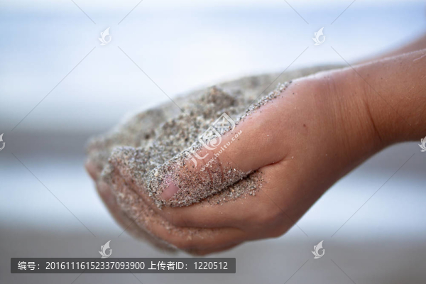 孩子握著手中的沙子