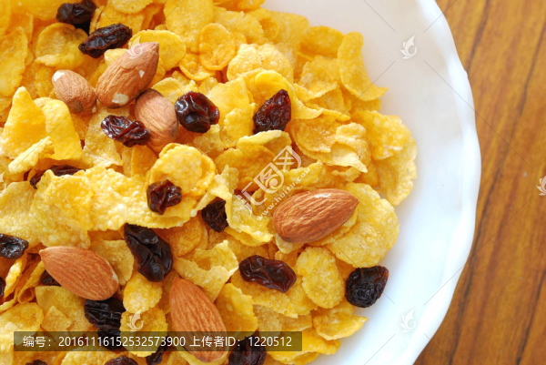 葡萄干和堅(jiān)果的健康谷物