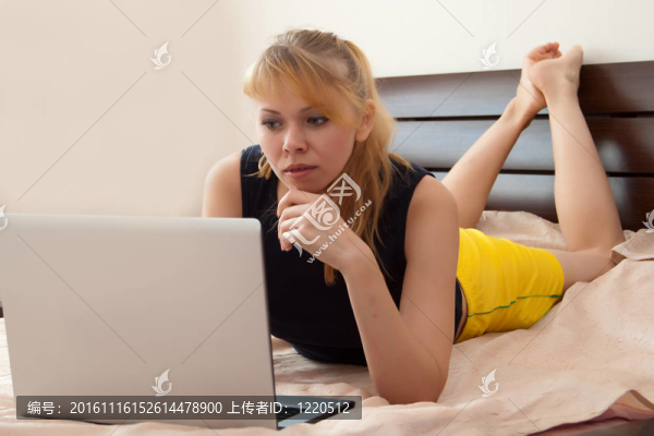 女孩和筆記本
