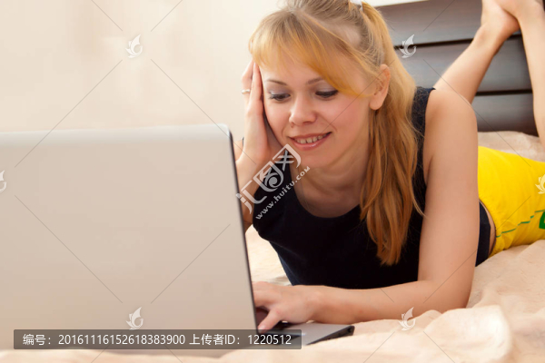 快樂的金發(fā)女人與筆記本電腦