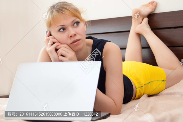 床上的女孩在電話里說話