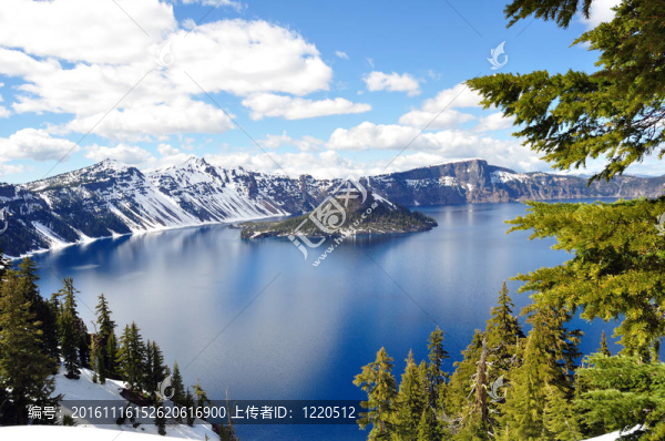 在火山口湖的夏天