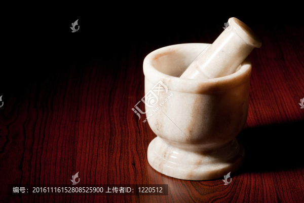 大理石研缽和杵在黑暗的