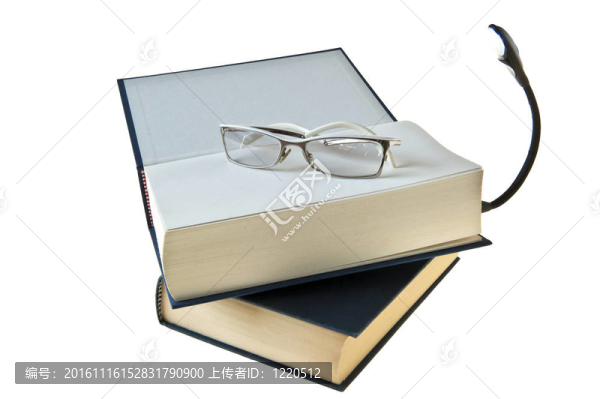 書籍；眼鏡和手電筒