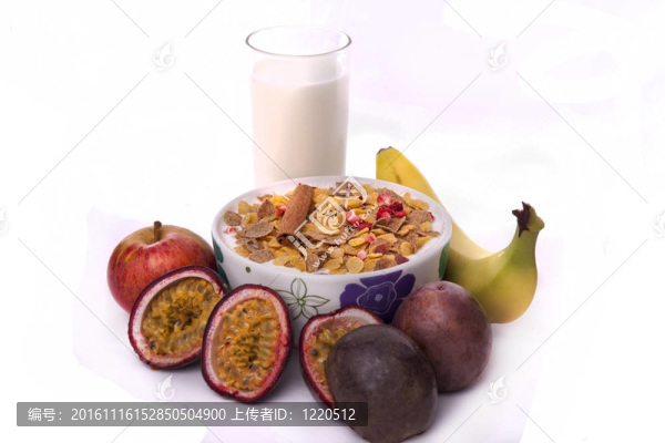 一碗谷物和水果