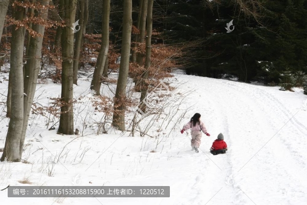 在雪中玩耍的孩子